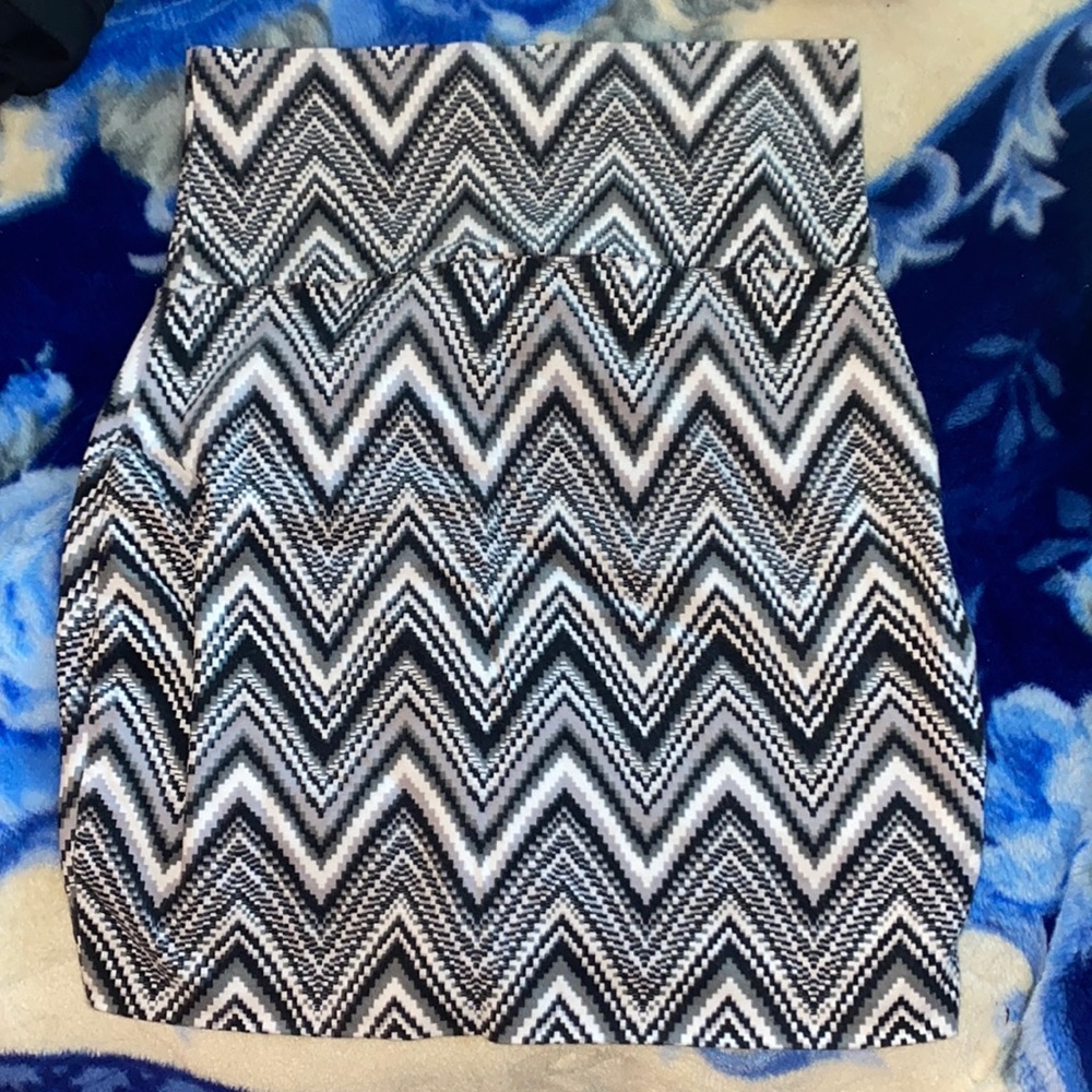 Black & White Skirt! Size Small! Very Strechy Material! Very Soft!